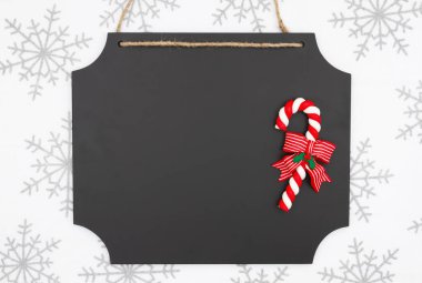 Şeker bastonuyla karatahta asılı.