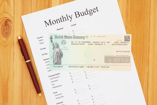 Von der Sozialversicherung leben, einen Zahlungsscheck mit einem monatlichen Budget — Stockfoto