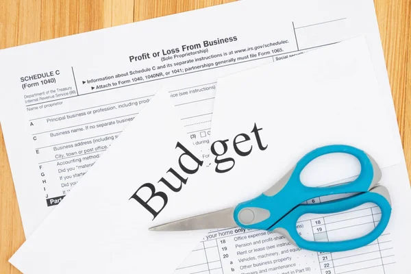 Сокращение ежемесячного бюджета расходов на бизнес с помощью c — стоковое фото