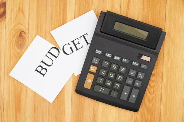 Schneiden Sie Ihr monatliches Budget mit einem Taschenrechner und Wortbudget cu — Stockfoto
