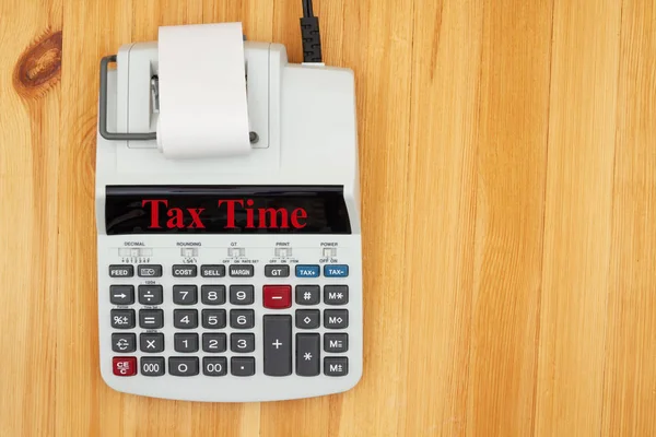 Preparándose de tiempo de impuestos con una calculadora eléctrica vintage —  Fotos de Stock