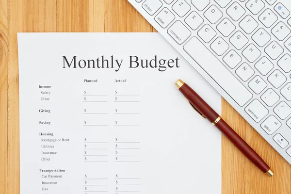 Δημιουργία μηνιαίου προϋπολογισμού σας σε απευθείας σύνδεση και ένα στυλό με ένα πληκτρολόγιο — Φωτογραφία Αρχείου