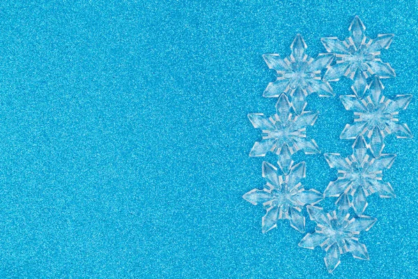 Flocos de neve em um fundo de brilho azul — Fotografia de Stock