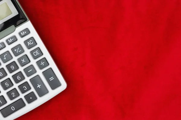 Calculator met een display op rood — Stockfoto