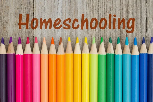 Homeschooling Tekst Met Kleurrijke Potlood Kleurpotloden Een Verweerd Hout — Stockfoto