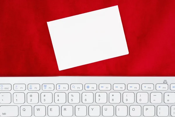 あなたの技術メッセージのためのコピースペースと赤と空白のグリーティングカードとグレーのキーボード — ストック写真