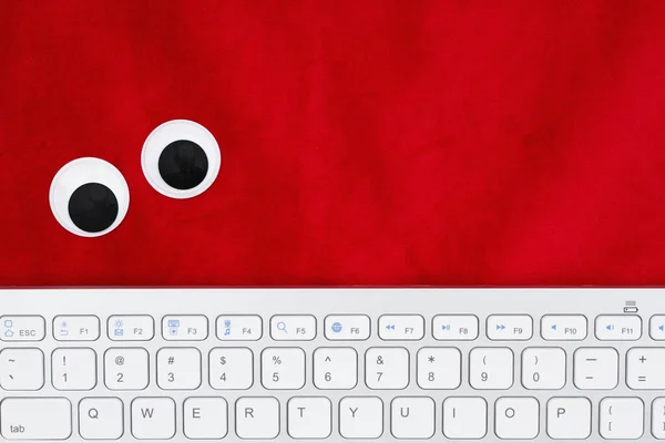 Gray Keyboard Googly Eyes Red Copy Space Your Tech Privacy — Stock Photo, Image