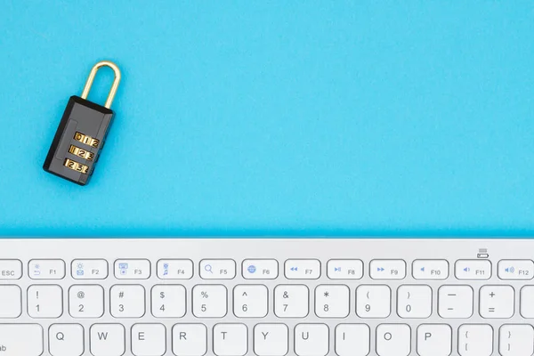 Graue Tastatur Mit Zahlenschloss Mit Blauem Hintergrund Mit Kopierraum — Stockfoto