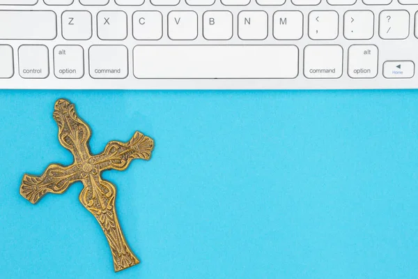 Gray Keyboard Religious Cross Blue Background Copy Space — Stock Photo, Image