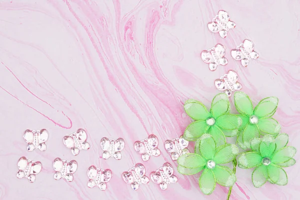 粉色水彩纸背景上的粉红玻璃蝴蝶 有复制空间 — 图库照片