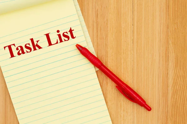 Task List Bericht Een Gele Juridische Notitieblok Papier Pen Houten — Stockfoto