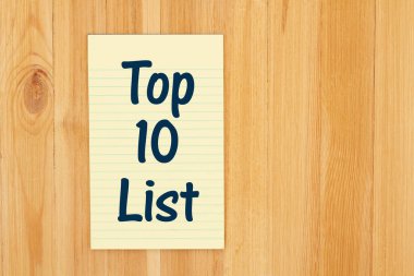 Tahta masadaki sarı bir not defterindeki en iyi 10 liste mesajı.