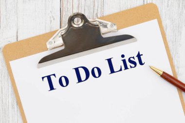 Kağıt üzerinde, yıpranmış ahşap üzerinde bir pano ile Yapılacaklar Listesi iletisi 