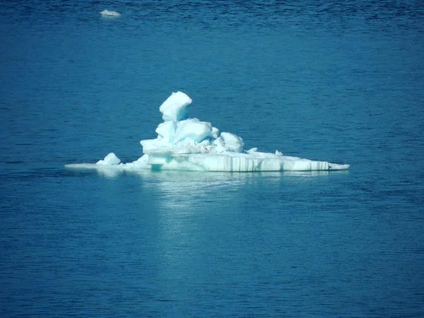 Fechar recipientes de plástico em College Fjord, Alaska . — Fotografia de Stock