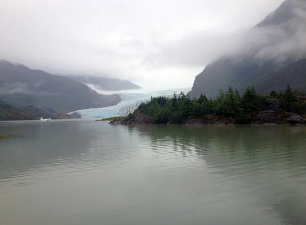 En blöt dag på Mendenhall-glaciären, Juneau i Alaska. — Stockfoto