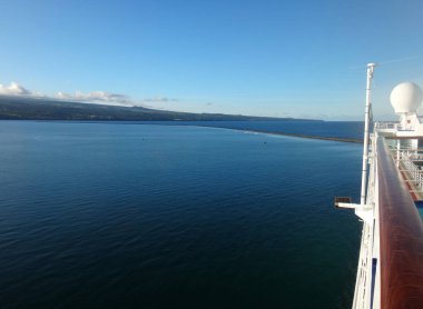 Hilo, Hawaii kalkış bir yolcu gemisi.