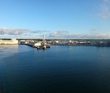 Hilo, Hawaii kalkış bir yolcu gemisi.