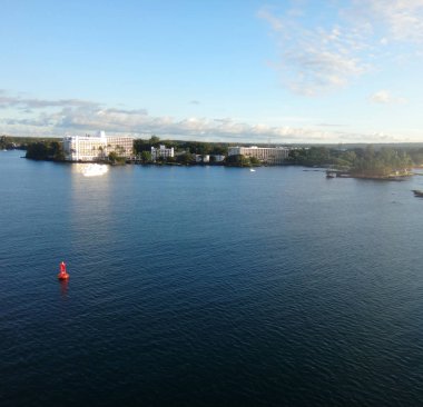 Hilo, Hawaii kalkış bir yolcu gemisi.