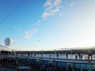 Hilo, Hawaii kalkış bir yolcu gemisi.