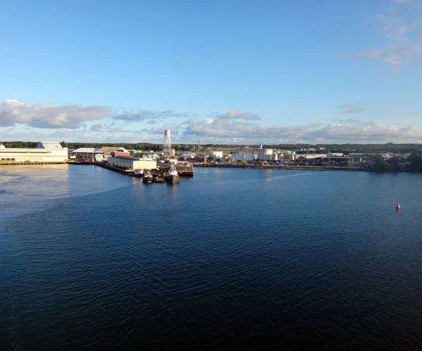 Hilo, Hawaii kalkış bir yolcu gemisi.