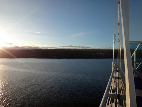 Vertrek van Hilo, Hawaii van een cruiseschip. — Stockfoto