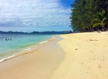 Plaj sahne, Doini Island, Papua Yeni Gine.