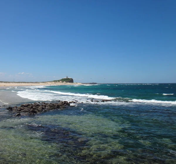 Nobbys 海滩, 纽卡斯尔, 澳大利亚新南威尔士州的场景. — 图库照片