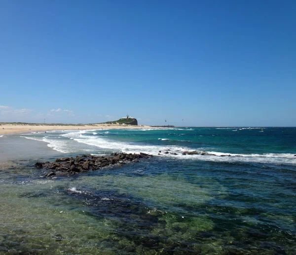Nobbys 海滩, 纽卡斯尔, 澳大利亚新南威尔士州的场景. — 图库照片