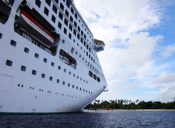 Scène Van Cruiseschip Vanaf Tender Boot Kiriwina Papua New Guinea — Stockfoto