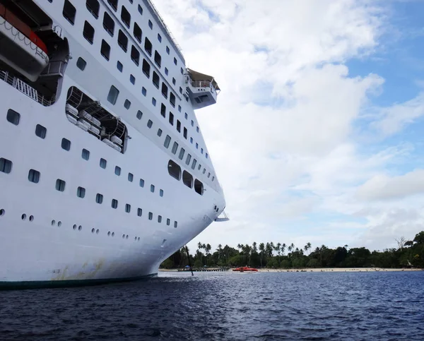 Scène Van Cruiseschip Vanaf Tender Boot Kiriwina Papua New Guinea — Stockfoto