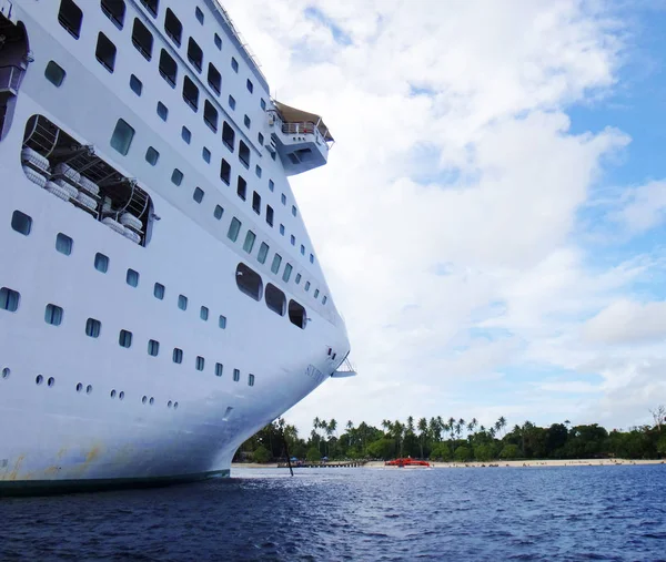 Scène van cruiseschip uit tender boot, Kiriwina, Papoea-Nieuw-Guine — Stockfoto