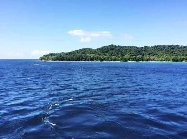 Doini Νησί Από Ένα Κρουαζιερόπλοιο Παπούα Νέα Γουινέα — Φωτογραφία Αρχείου