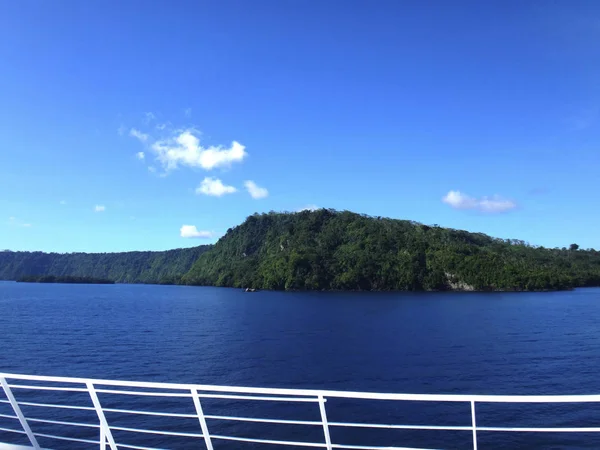 Σκηνή Του Κρατήρα Του Νησιού Garove Από Ένα Κρουαζιερόπλοιο Παπούα — Φωτογραφία Αρχείου