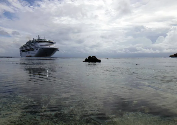 Cruise ship den Kiriwina beach Island, Papua Yeni Gine.