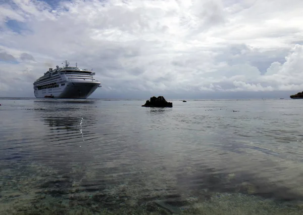 Κρουαζιερόπλοιο από το νησί παραλία της Kiriwina, Παπούα Νέα Γουινέα. — Φωτογραφία Αρχείου