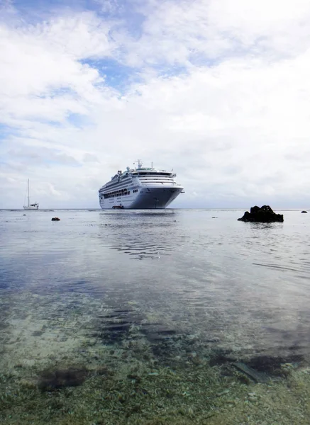 Cruise ship den Kiriwina beach Island, Papua Yeni Gine.