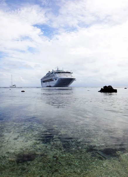Круизное судно с пляжа острова Киривина в Папуа-Новой Гвинее . — стоковое фото