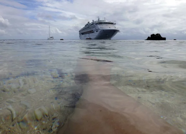 Navio de cruzeiro a partir da praia da Ilha Kiriwina, Papua-Nova Guiné . — Fotografia de Stock