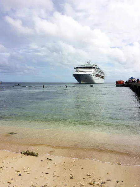 Cruise ship den Kiriwina beach Island, Papua Yeni Gine.