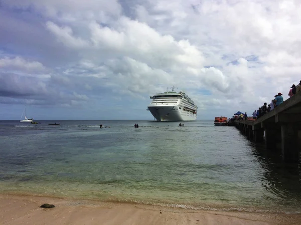 Navio de cruzeiro a partir da praia da Ilha Kiriwina, Papua-Nova Guiné . — Fotografia de Stock