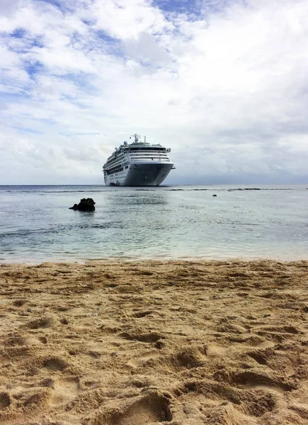 Cruise ship den Kiriwina beach Island, Papua Yeni Gine.