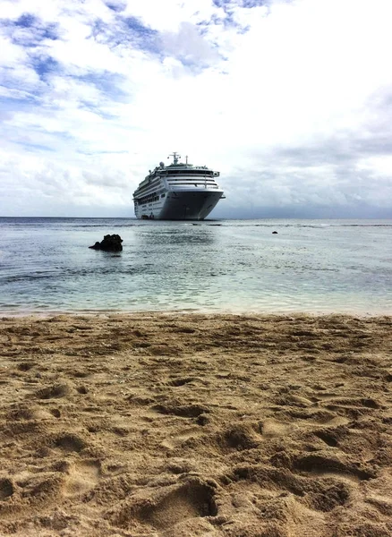 Cruise ship den Kiriwina beach Island, Papua Yeni Gine.