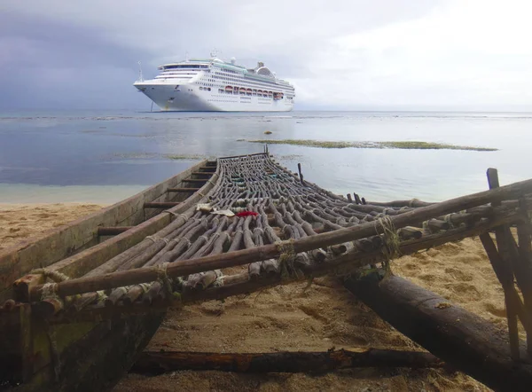 Cruise ship den Kiriwina beach Island, Papua Yeni Gine.