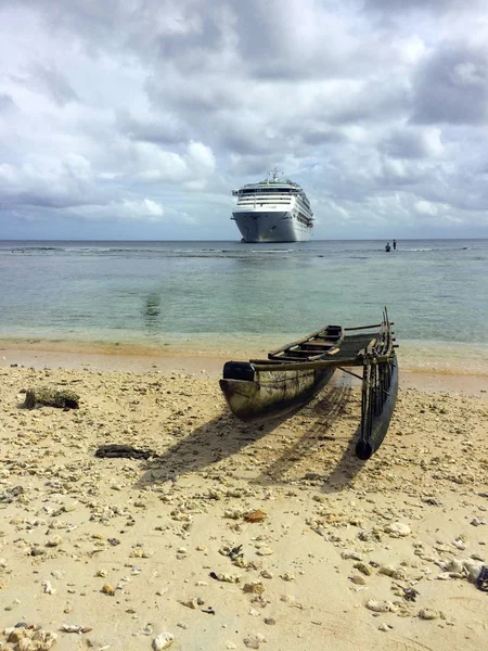 Cruise ship den Kiriwina beach Island, Papua Yeni Gine.