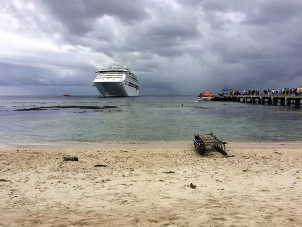 Cruise ship den Kiriwina beach Island, Papua Yeni Gine.