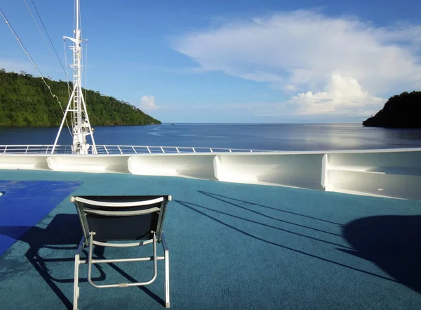 Szene aus dem Krater der Insel Garove von einem Kreuzfahrtschiff, Papua n — Stockfoto