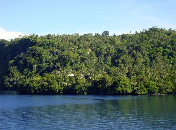 Scene of the crater of Garove Island from a cruise ship, Papua N — Stock Photo, Image