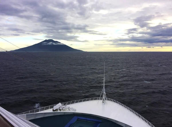 Insel Tolokiwa bei Sonnenaufgang, Papua Neuguinea. — Stockfoto