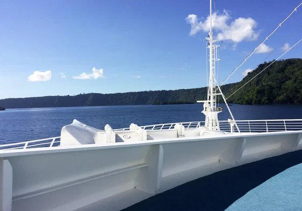 Scena del cratere dell'isola Garove da una nave da crociera, Papua N — Foto Stock