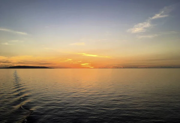 Sonnenuntergang über den Vitu-Inseln, Papua Neuguinea. — Stockfoto